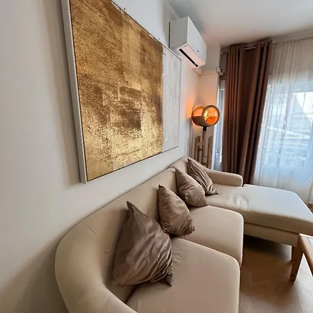 Elegant With Patio Appartamento