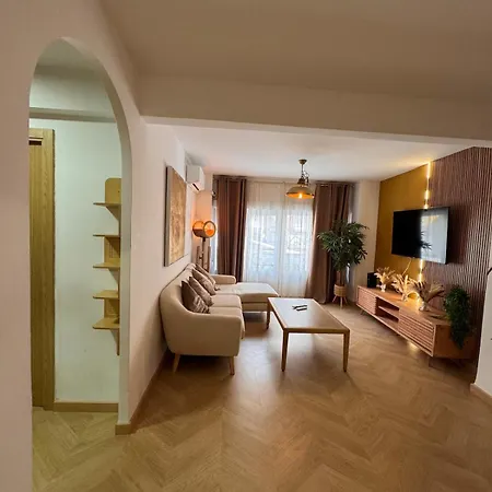 Elegant With Patio Appartamento